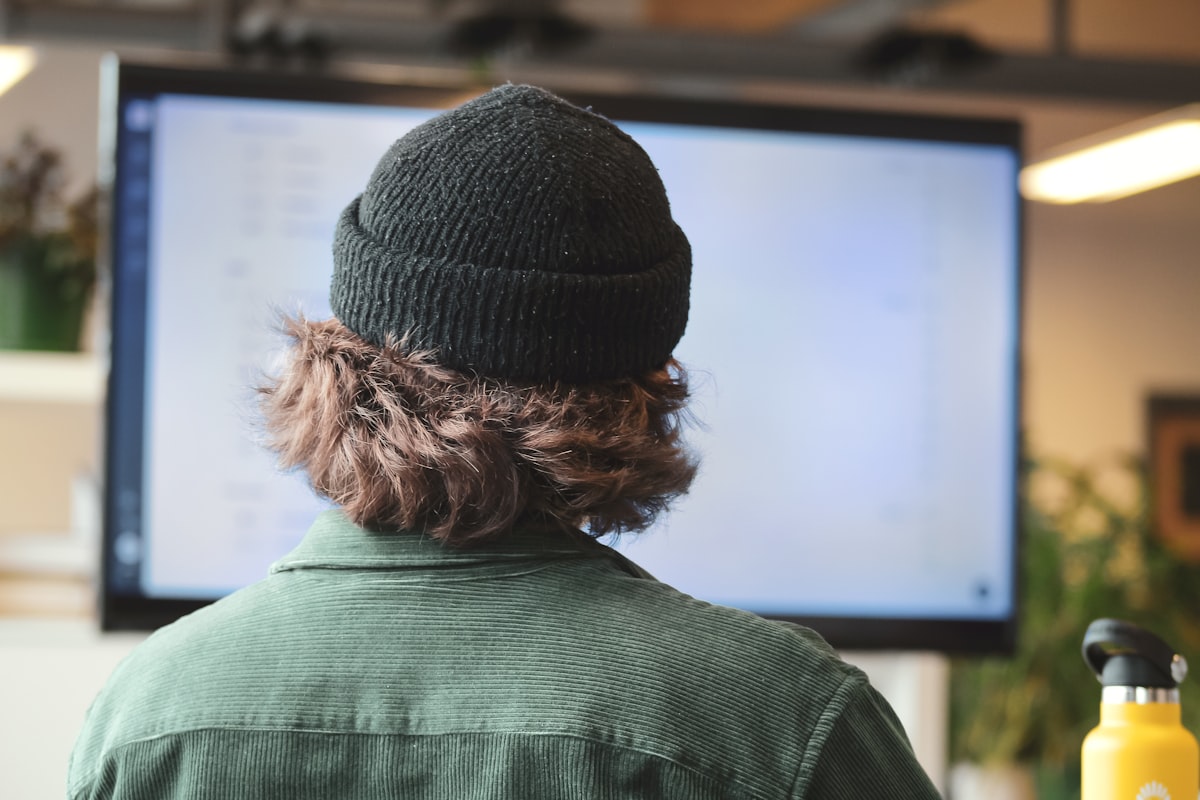 Técnico de soporte IT gestionado trabajando en el ordenador para una PYME - servicios MSP DYD IT