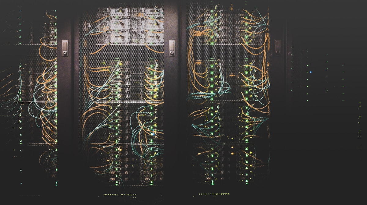 Infraestructura de red empresarial con switches y cableado estructurado para PYMES